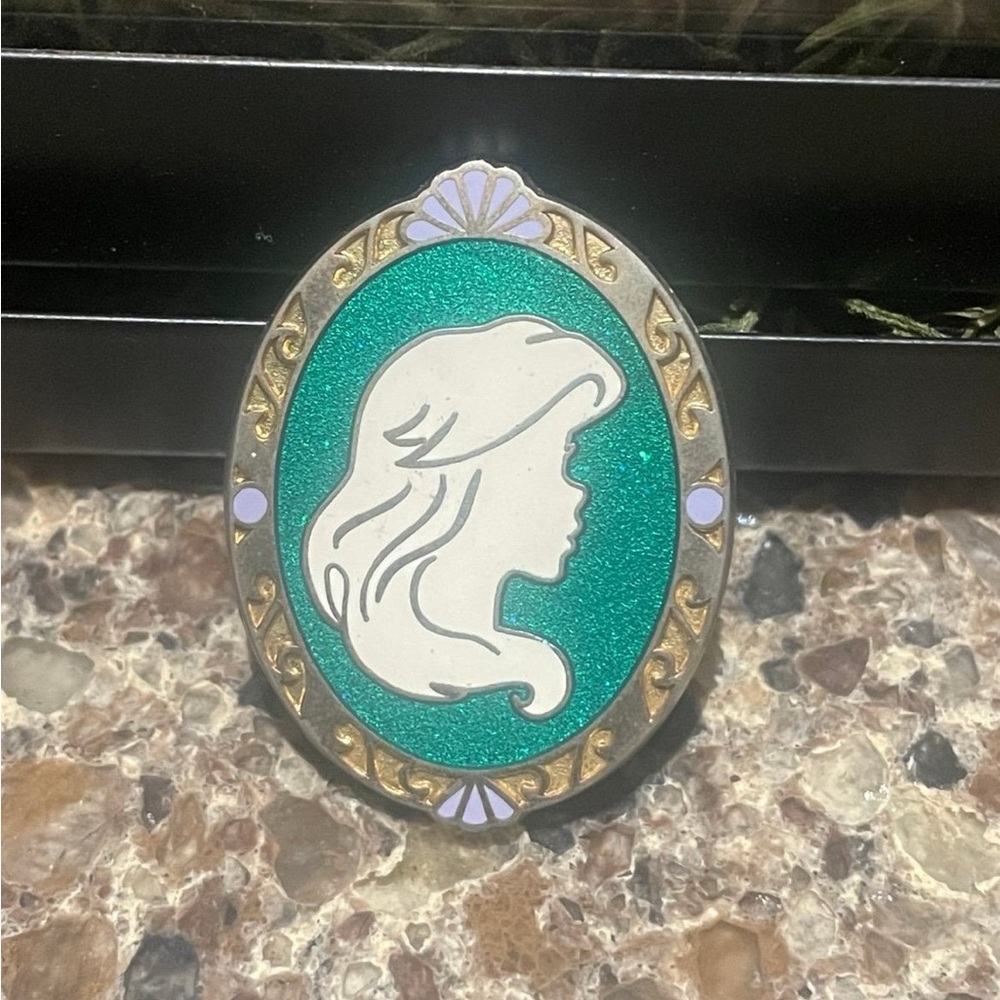 The little mermaid Ariel pin